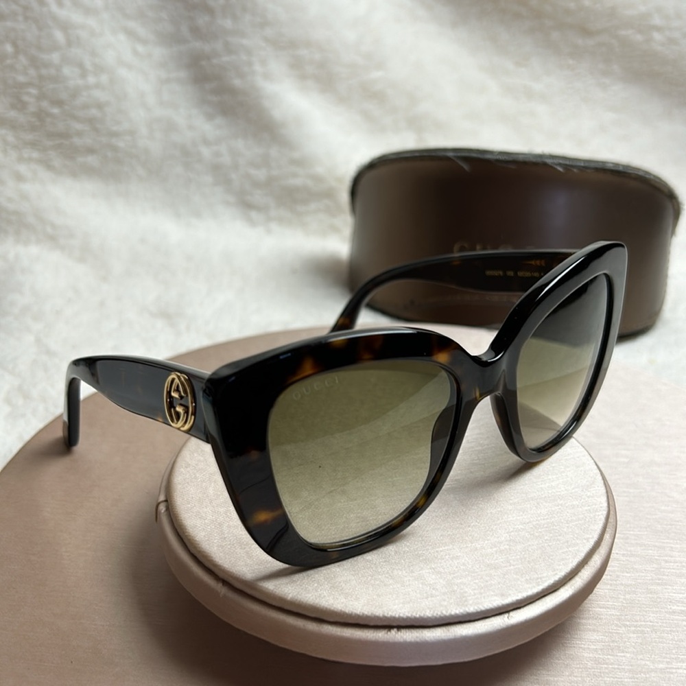 Gucci Sunglasses with Case. #20 - Picture 9 of 12
